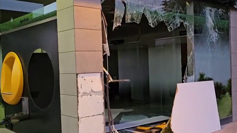 Destrozan una sucursal bancaria de Librilla con un camión pluma para llevarse un cajero
