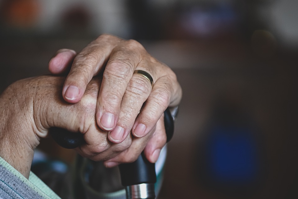 Lío entre sindicatos para negociar con las residencias de Álava
