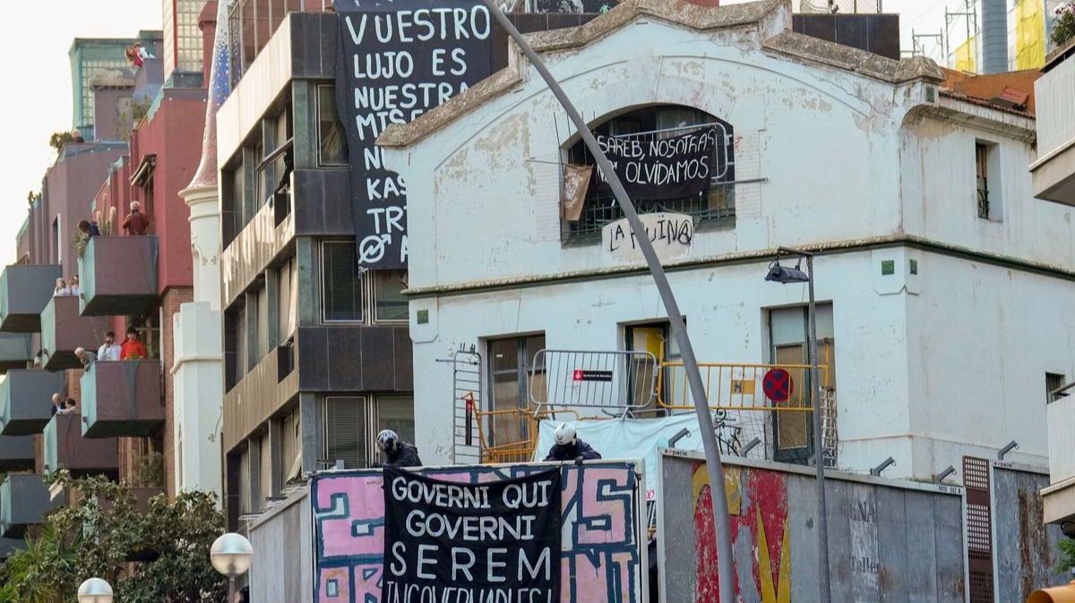 Desalojo de okupas en Barcelona: lanzan todo tipo de objetos y hasta líquido inflamable a los Mossos