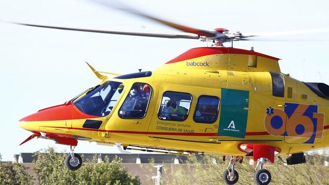 Imagen de archivo de un helicóptero del 061 en Granada
