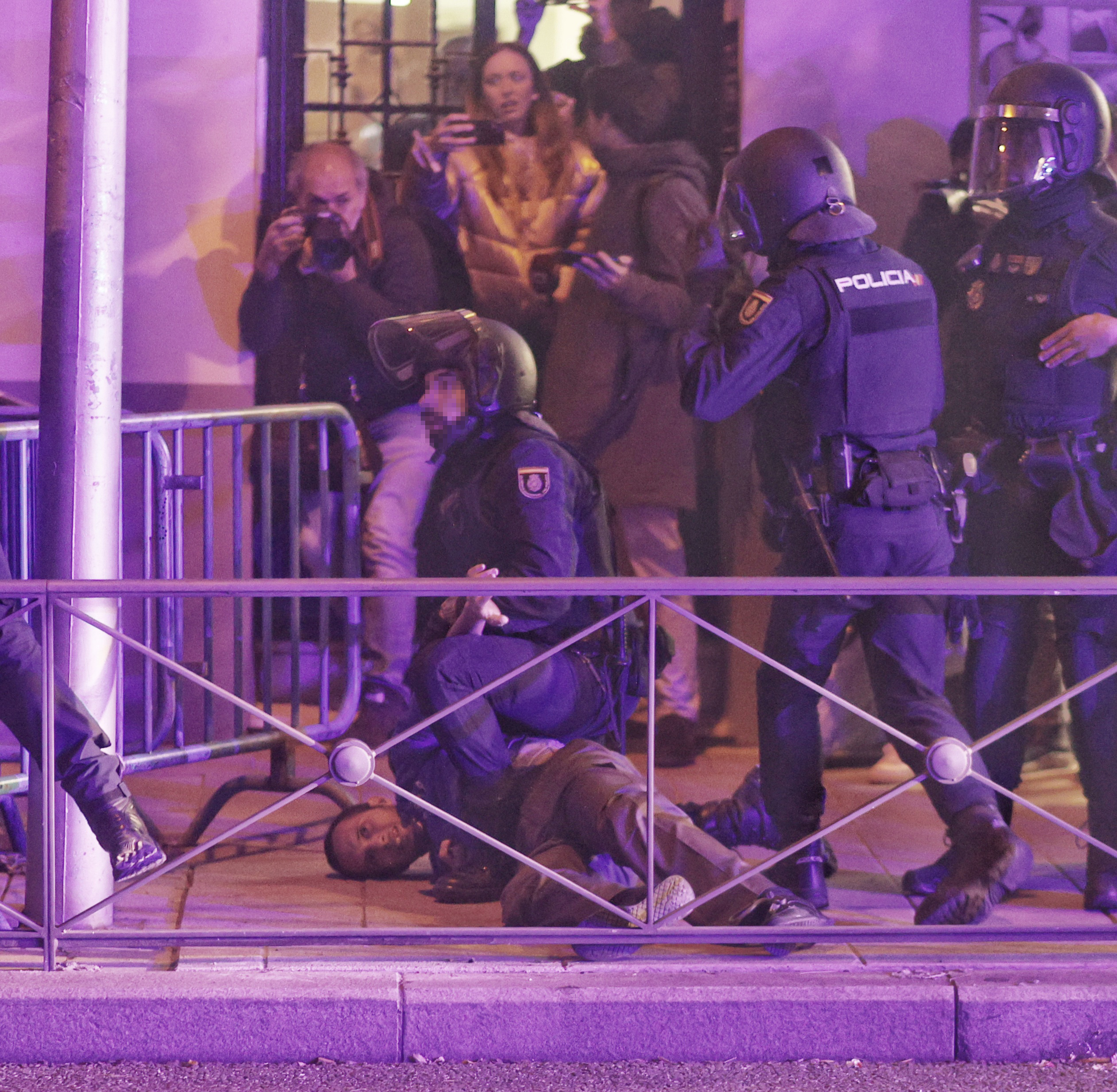 Miles de manifestantes irrumpen en la sede del PSOE para protestar contra la amnistía acordada con ERC y Junts