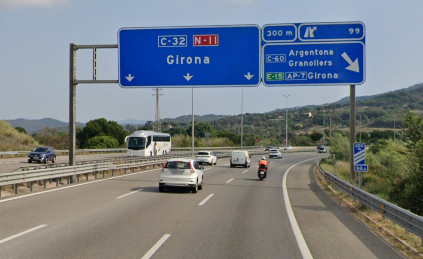 Muere un motorista en un accidente en Argentona: choca con un coche, cae al suelo y lo atropellan