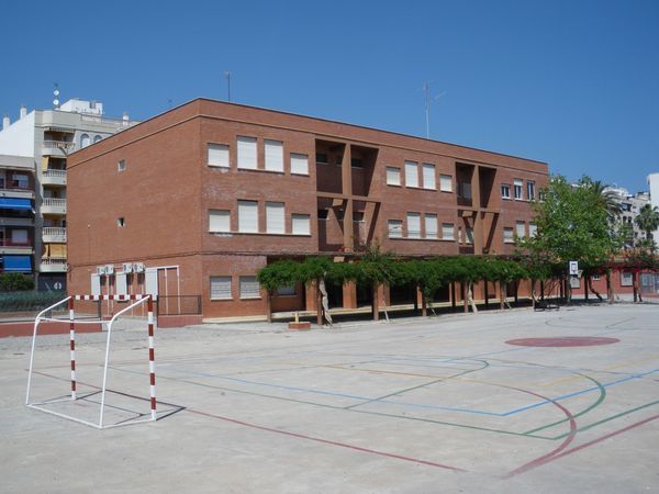 Una mujer amenaza con un cuchillo a la directora de un colegio en Águilas