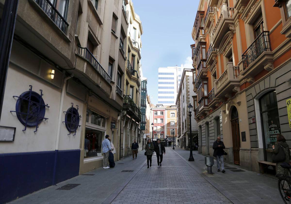 Herida de gravedad una mujer a la que le cayó una teja en la calle San Antonio, en Gijón