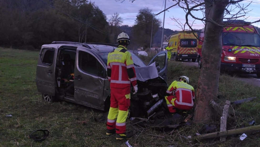 Herida una conductora tras salirse de la vía en Corvera de Toranzo y chocar contra un árbol