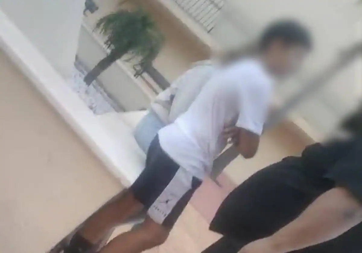Niño es golpeado por vecino en Estepona por hacer ruido mientras jugaba: Familia presenta video como evidencia ante la jueza