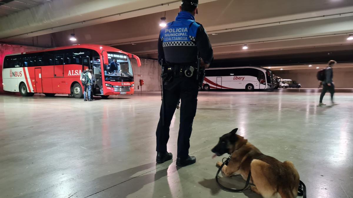 El perro fue su peor amigo: detenidos en Pamplona dos camellos cargados de droga