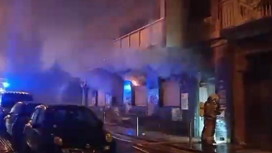 Un joven acaba intubado tras el incendio de un local ocupado en Egia