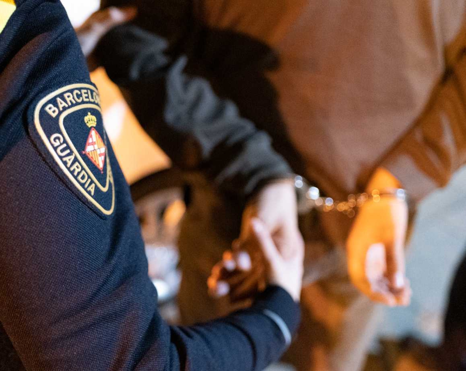 Cazado un pirómano descontrolado en Barcelona: 21 contenedores y 7 coches quemados en una sola noche