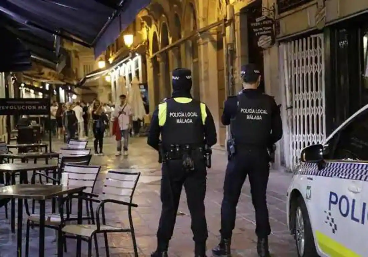 Policía Local de Málaga logra encontrar dueña de cartera con 930 euros extraviados