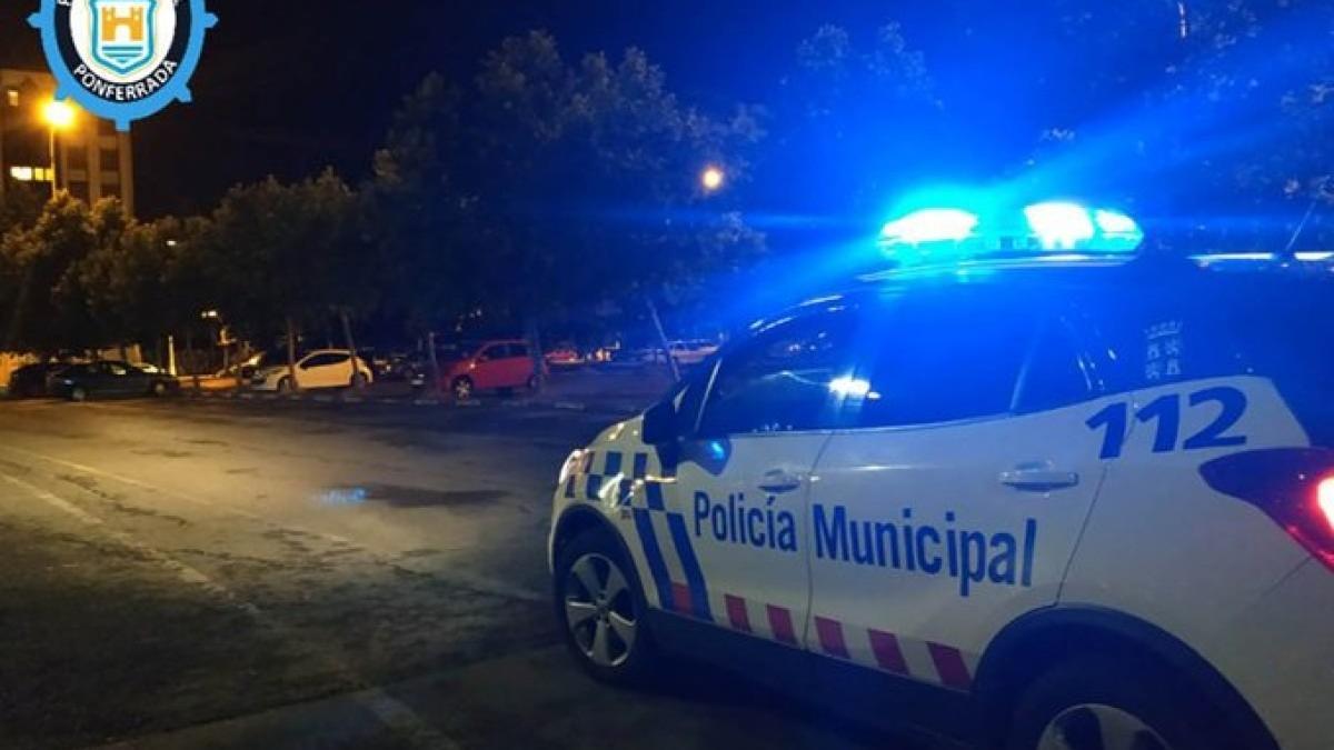 Fotografía de una intervención nocturna de la Policía Municipal de Ponferrada.