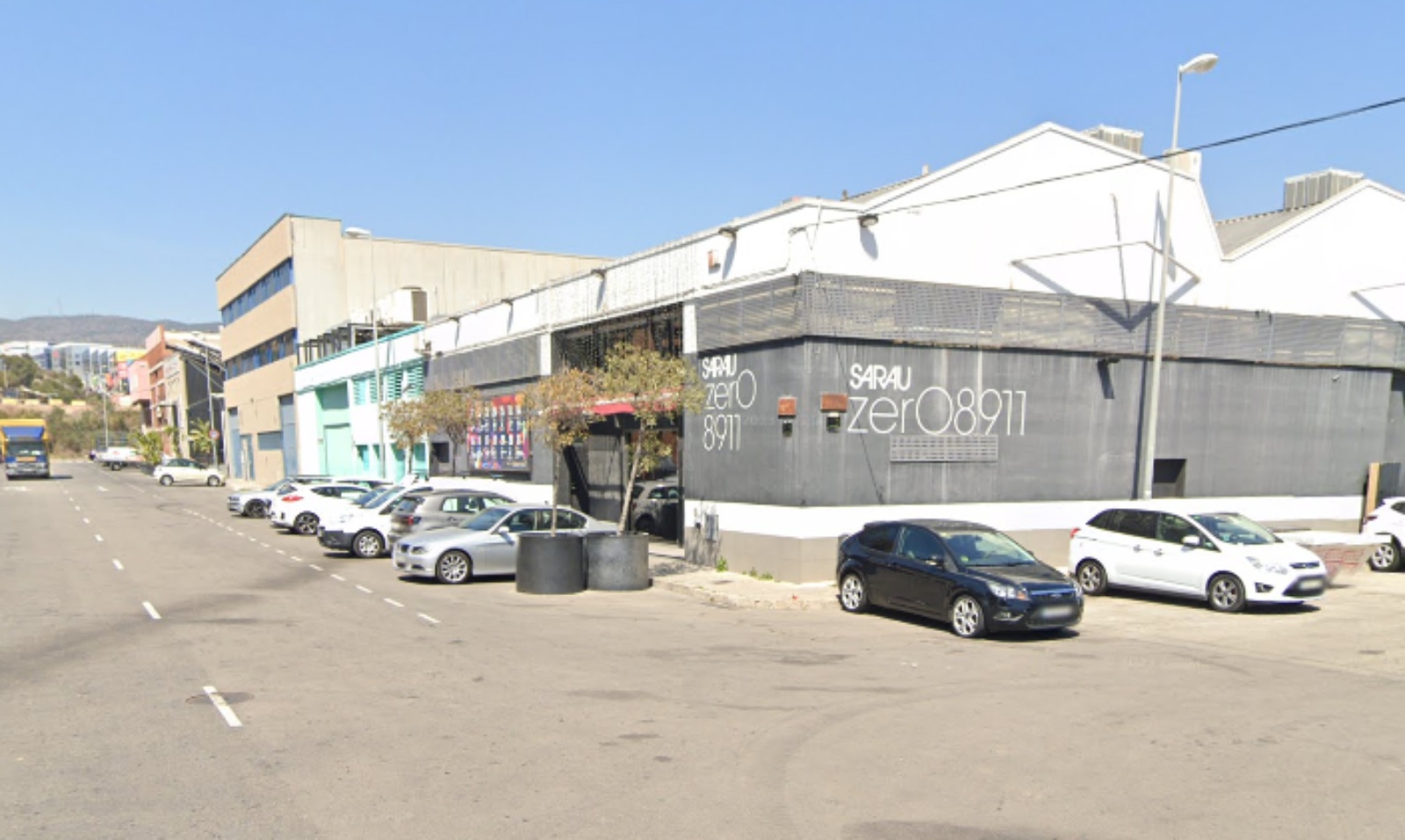 Oleada de robos violentos en la zona de discotecas de Badalona: cogen móviles y carteras y huyen en patinete