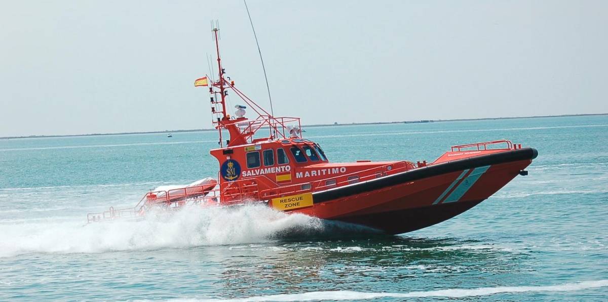 Rescatado velero a la deriva en aguas tempestuosas: final feliz tras heroico rescate de Salvamento Marítimo