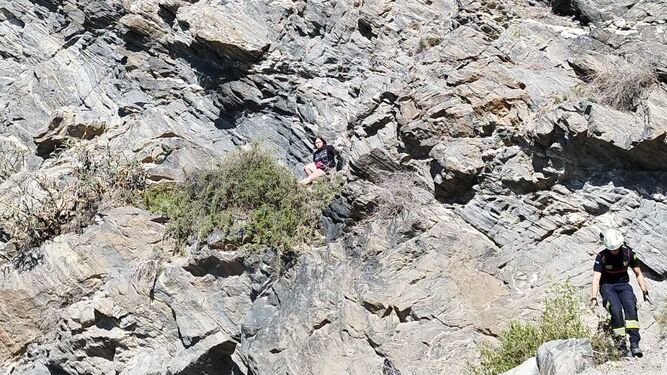 Rescatan a una joven en un complicado y arriesgado operativo en el Peñón del Santo.