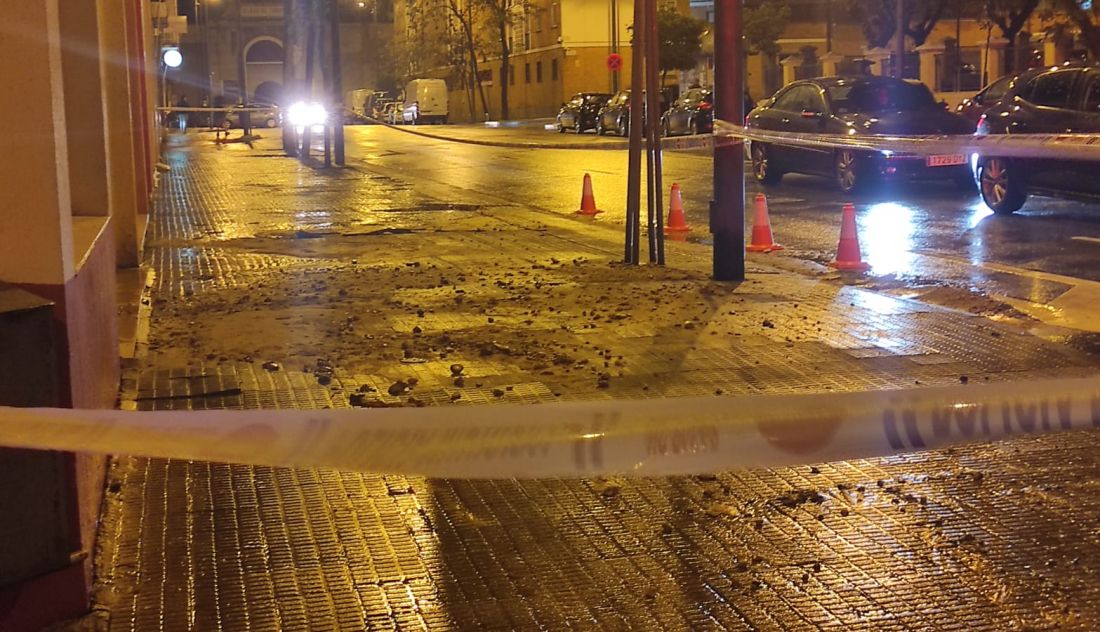 Un reventón de agua obliga a precintar esta calle de Zamora
