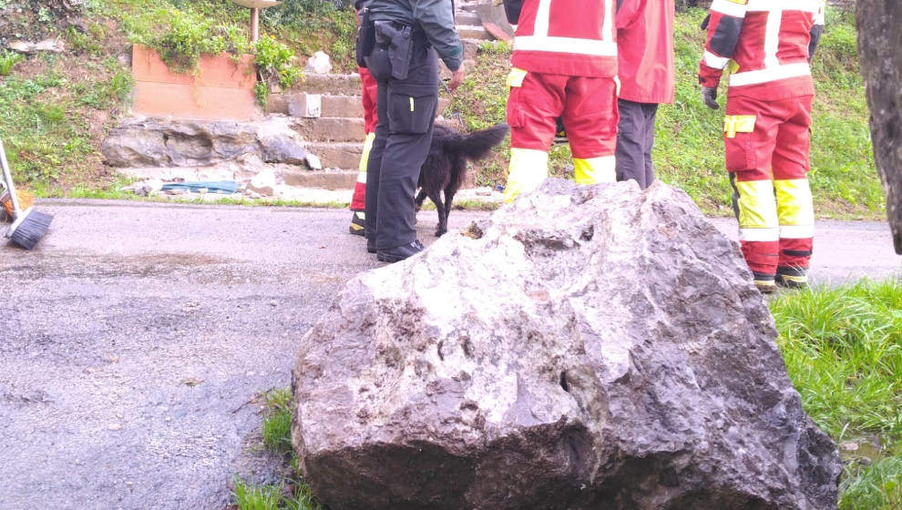 Una roca se desprende en Matienzo, atraviesa un cobertizo y cruza un vial sin causar heridos