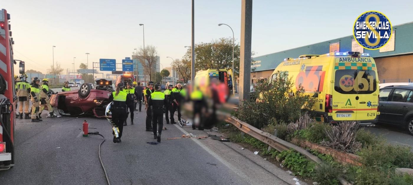 Seis jóvenes heridos en un aparatoso accidente vial en Sevilla