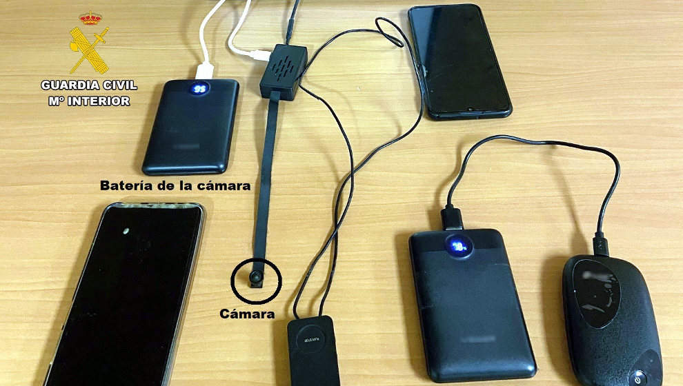 Sorprendido con dispositivos de intercomunicación no autorizados mientras hacía el examen de camionero