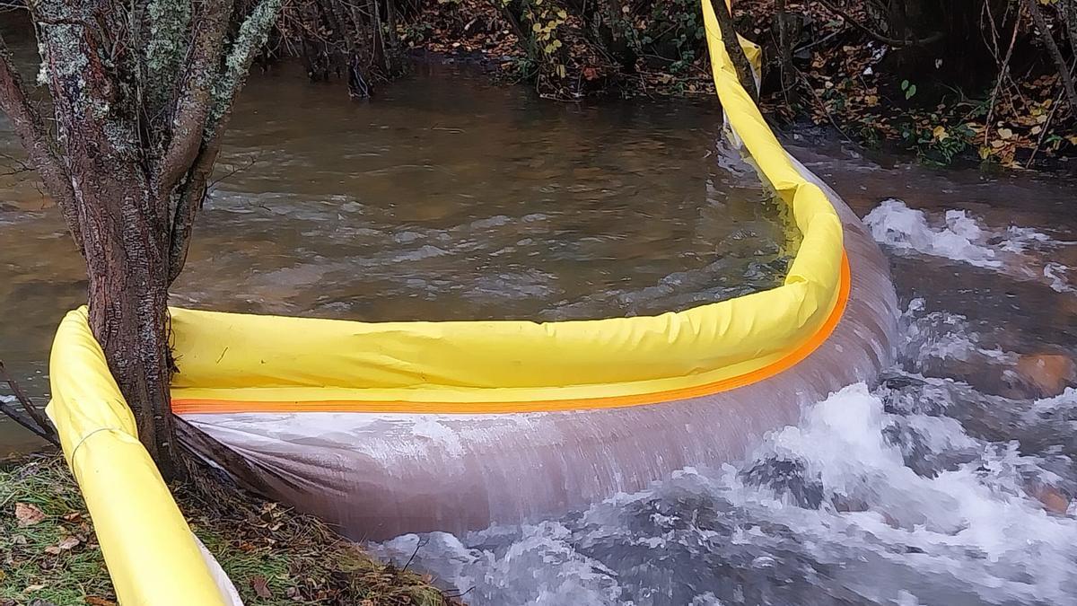 Barrera de absorción y contención de hidrocarburos por si se derramara gasoil del camión accidentado en el río Tremor.