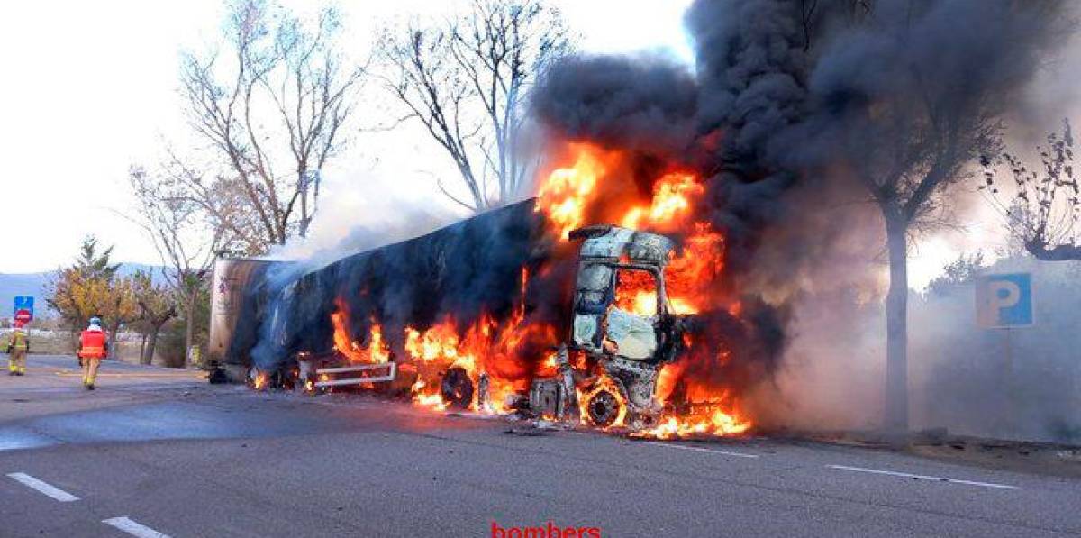 Arde un camión en la autopista AP-2