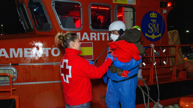 Trasladan a Motril a 62 migrantes rescatados cerca de la costa granadina