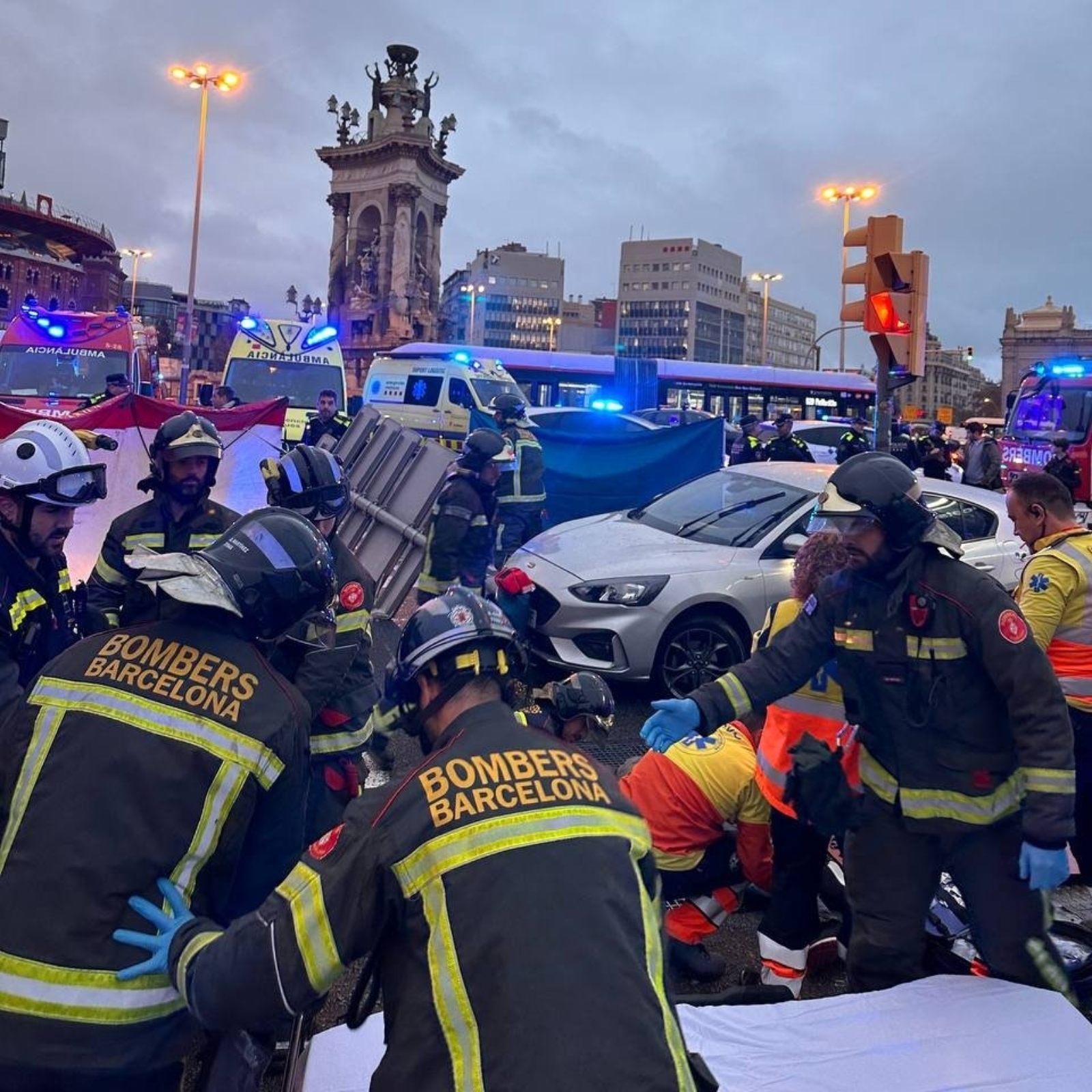 Tres heridos en un aparatoso accidente en la plaza de España de Barcelona