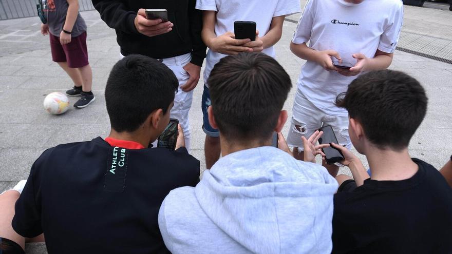 Tres padres de Madrid denuncian la inclusión de sus hijos menores en un chat de contenido violento y sexual