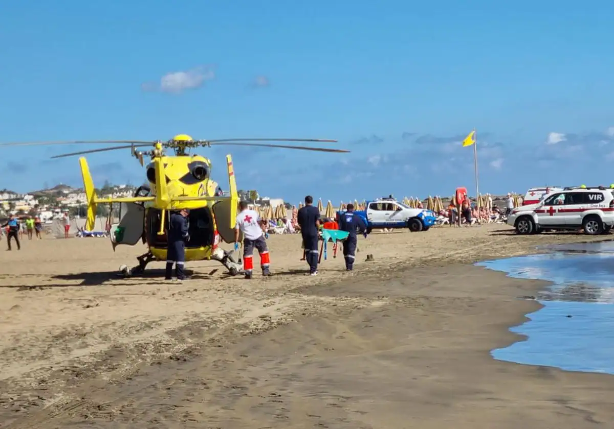 Rescatan a un turista noruego tras sufrir un infarto en la playa del Cochino