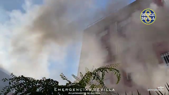 Evacuado al hospital un joven de 25 años tras el incendio en una vivienda de San Carlos