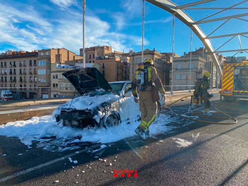Un vehículo se incendia en el Puente de Estado en Tortosa