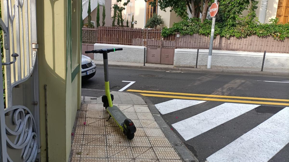 Patinete, en una calle en Santa Cruz de Tenerife.
