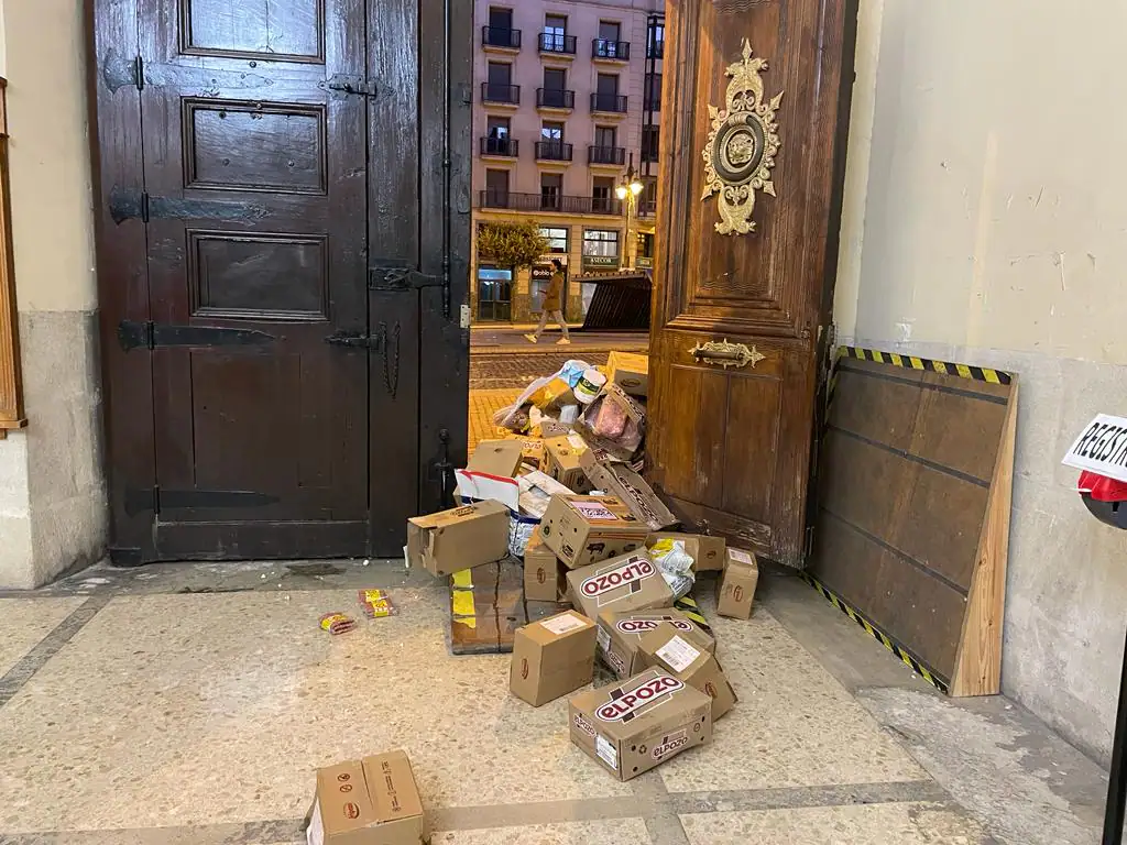 Dos vándalos atacan con basura al Ayuntamiento de Alcoi