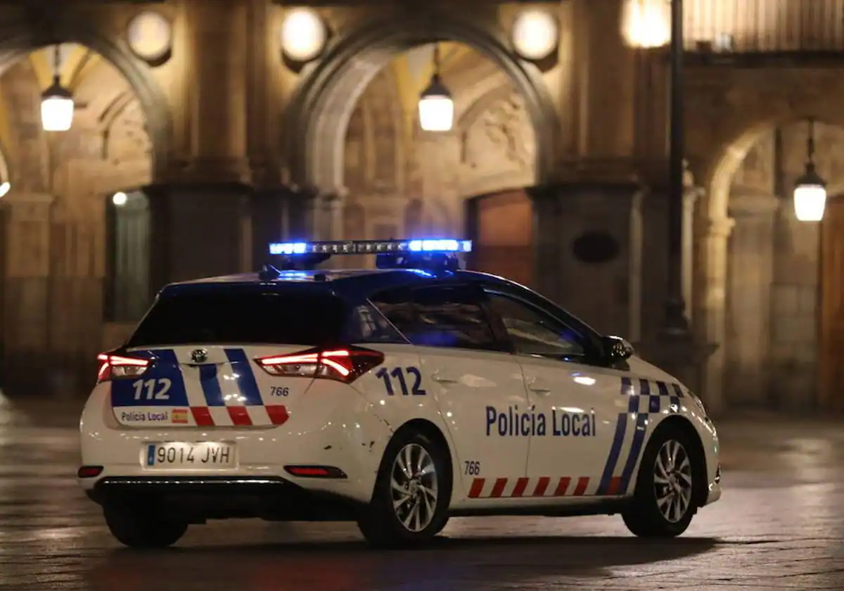 Jóvenes increpan al vecino que llamó a la Policía por sus voces y música alta de madrugada