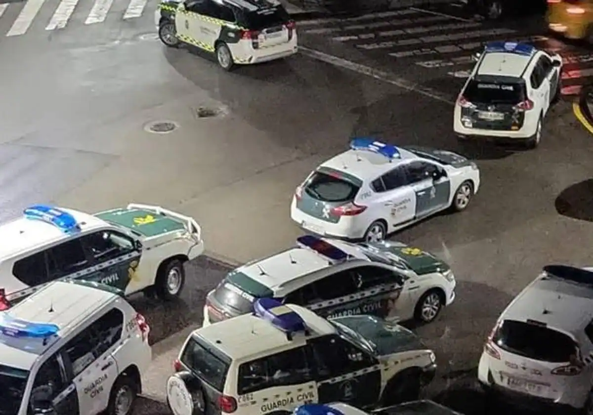 Los cinco jóvenes, con un recién nacido, abandonan Moreda de Aller escoltados por la Guardia Civil tras la batalla campal