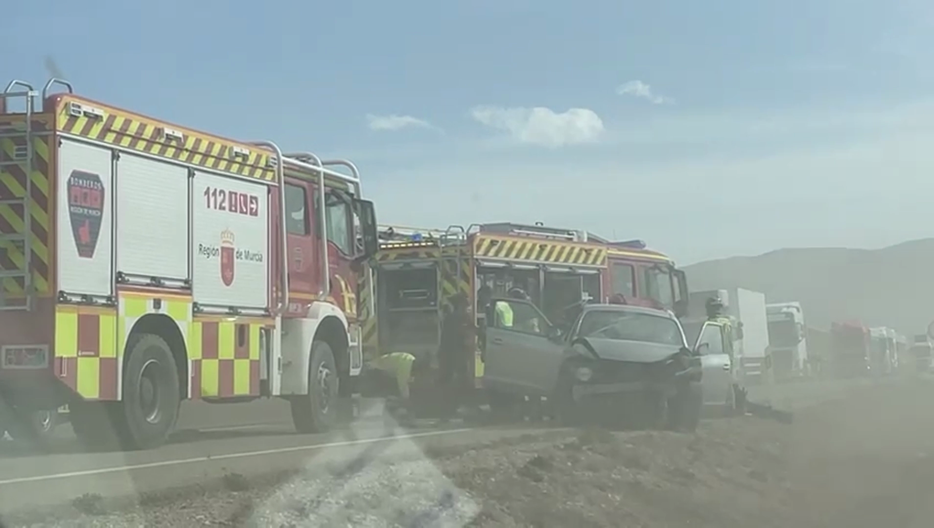 El viento provoca un brutal accidente entre 2 vehículos en Yecla