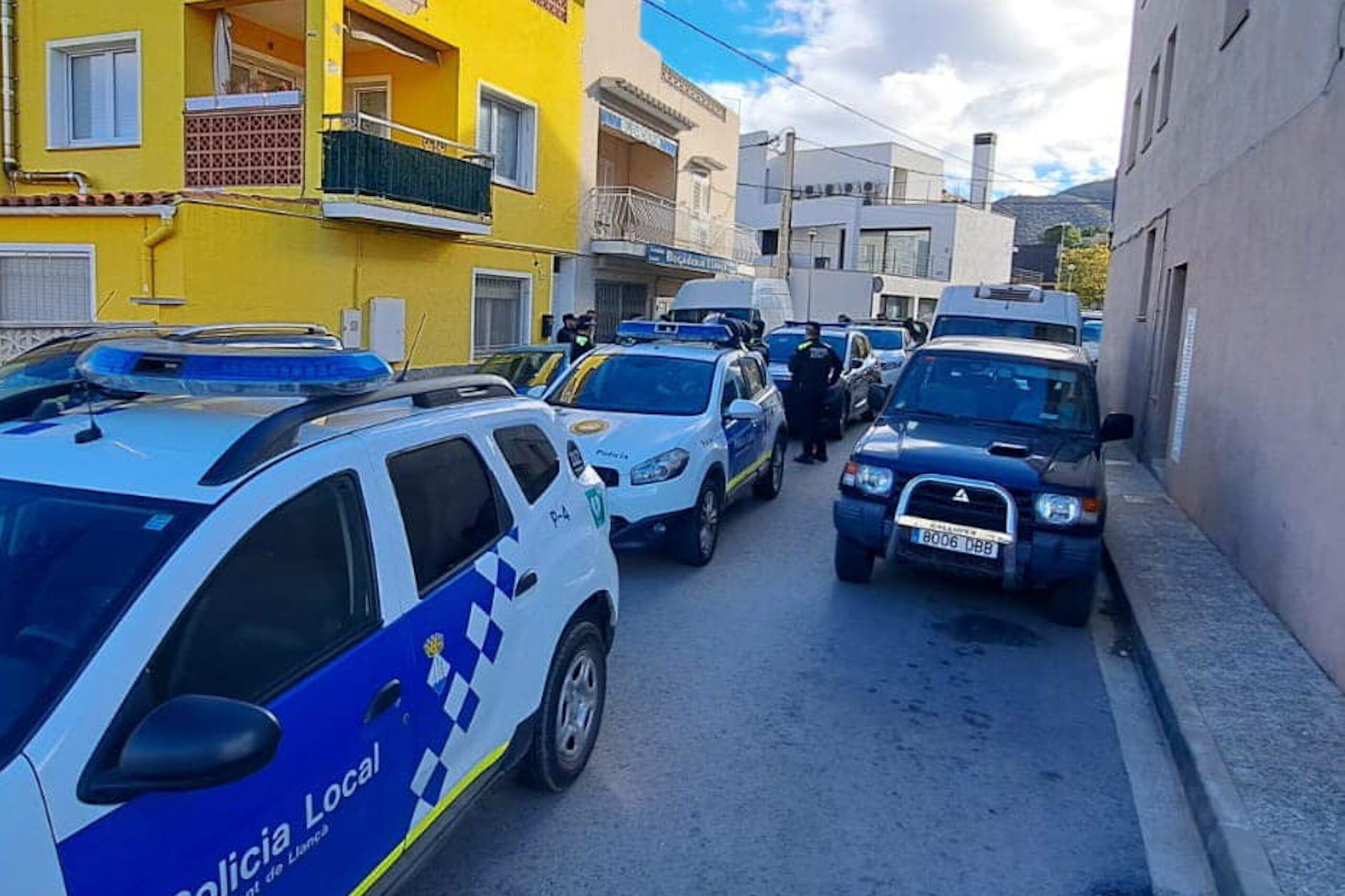 Violento desalojo de un piso ocupa en Llançà deja siete detenidos y varios heridos policiales