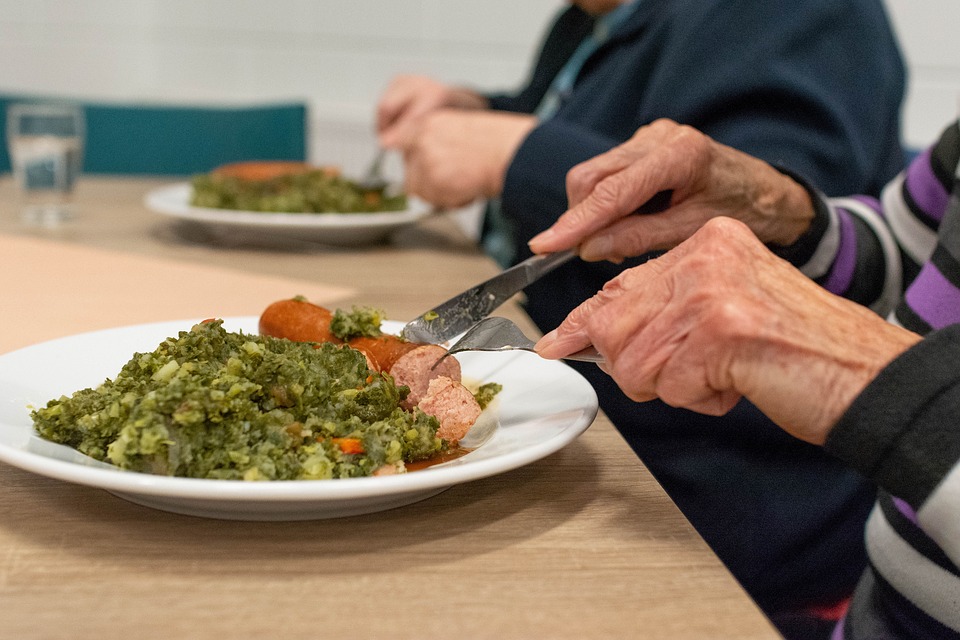 Vitoria reduce su oferta de comida a personas mayores y solo gasta 3 € por menú