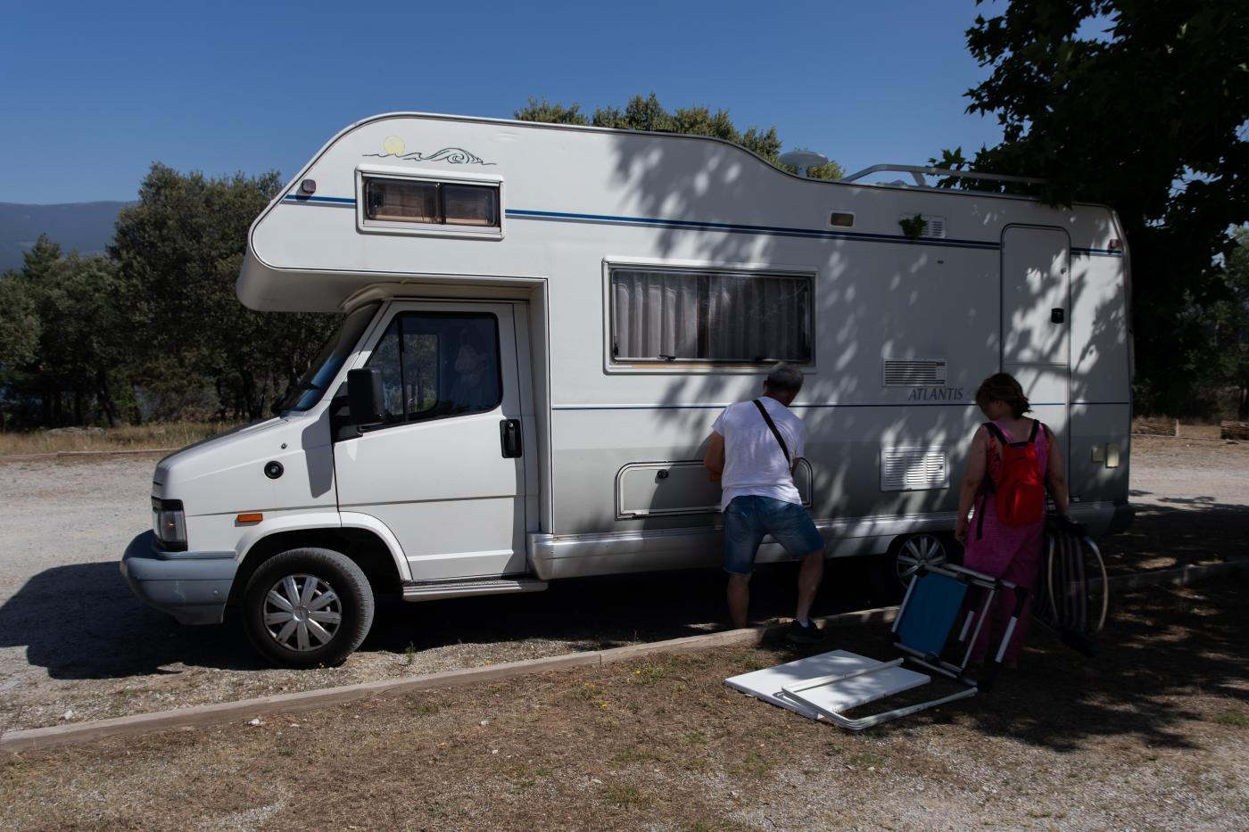 Varias personas junto a una caravana.  - EP