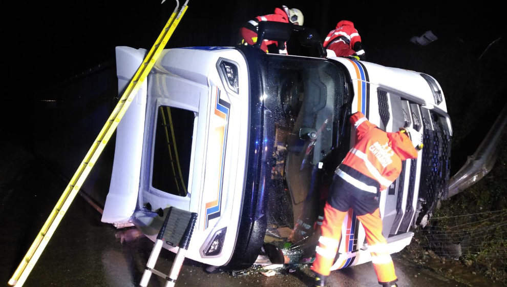 Dos heridos leves en el vuelco de un camión en la A-8 en Bárcena de Cicero