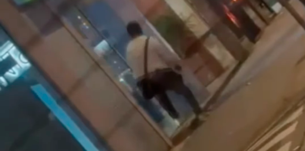 ¡Insólito! Hombre ebrio utiliza su propio cuerpo para robar una tienda de telefonía en Tortosa y es detenido por los Mossos d’Esquadra