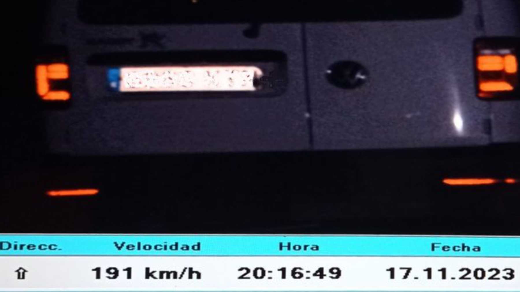 Multazo a un 'fitipaldi' que circulaba hacia Pamplona en furgoneta como si estuviera en Le Mans