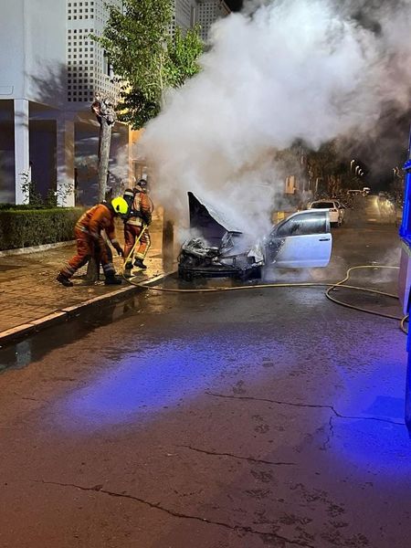 Bomberos extinguiendo las llamas del coche ardiendo en San Juan del Puerto. Foto: Bomberos del Consorcio
