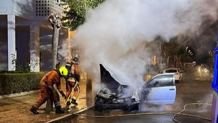 Sale ardiendo un coche en San Juan del Puerto en extrañas circunstancias