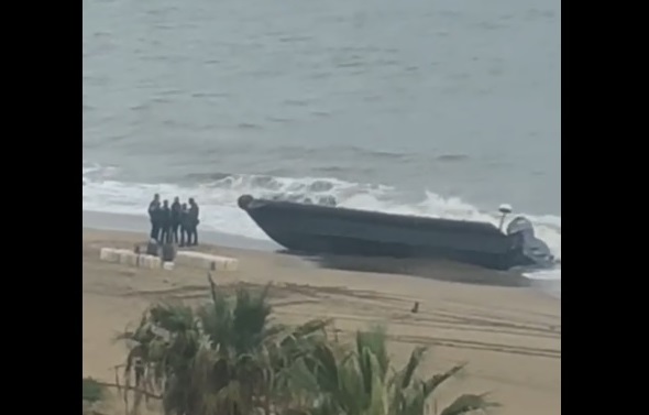 Aparece una 'narcolancha' cargada de fardos de hachís en la playa de Isla Canela