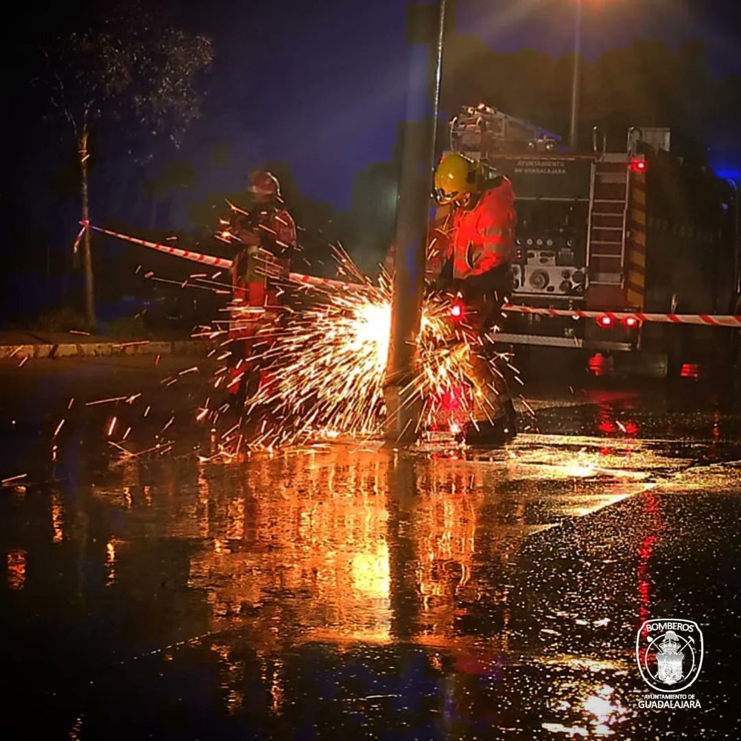 Bomberos de Guadalajara resuelven situación de riesgo: Retiran farola caída sobre cables de una línea eléctrica en el polígono industrial del Henares