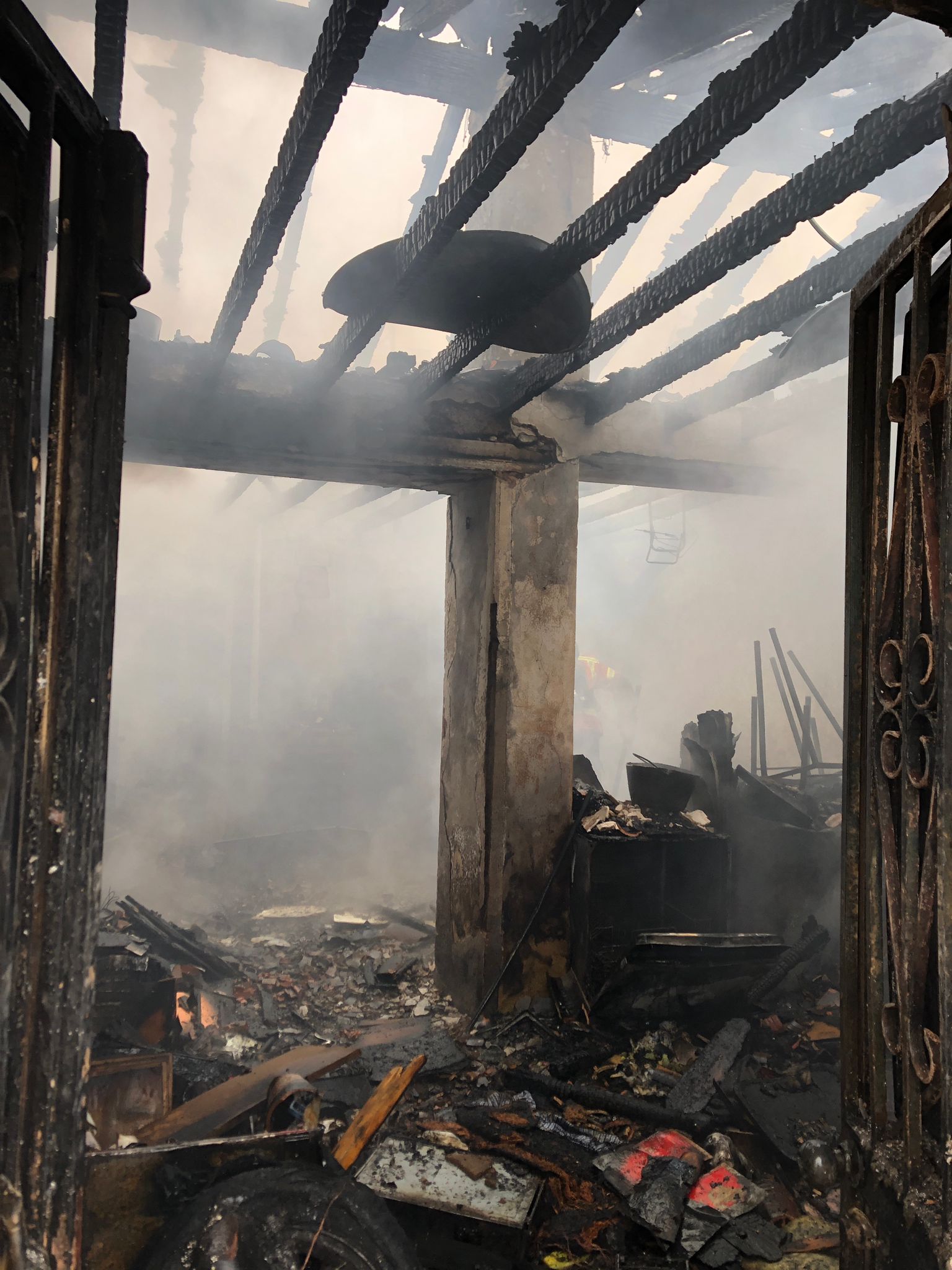 La vivienda quedó arrasada por las llamas