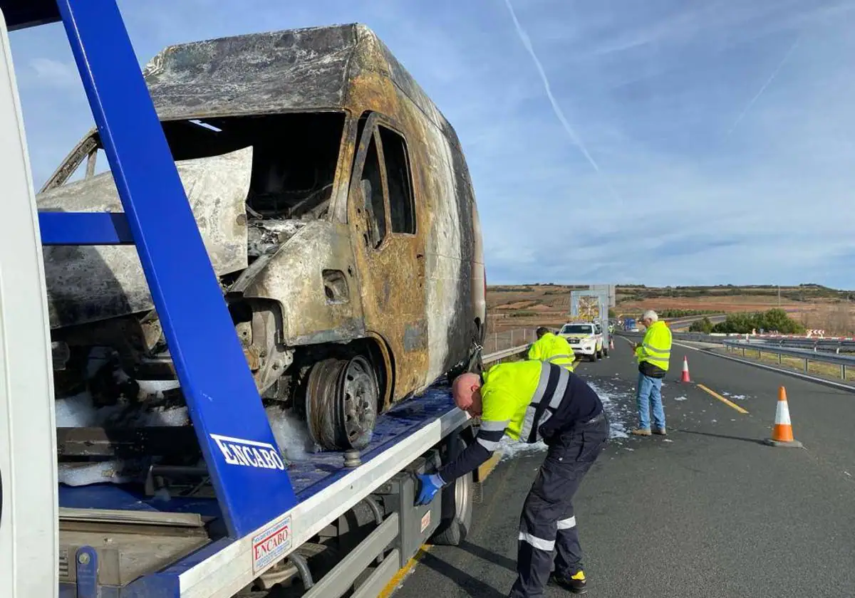 Una furgoneta arde en plena autovía