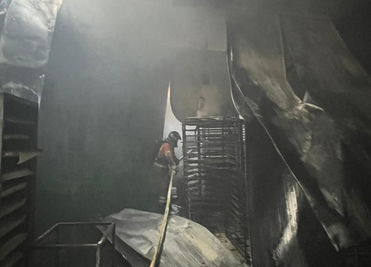 Grave incendio destruye una fábrica panificadora en el Condado