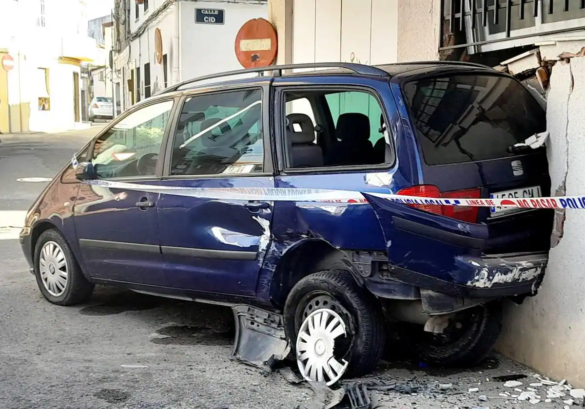 Un coche se empotra en una vivienda de Navalmoral