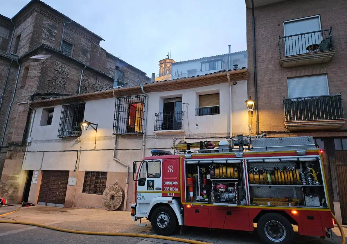 Los Bomberos del CEIS apagan un incendio en una vivienda de Calahorra, sin víctimas